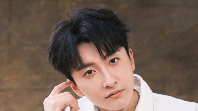 牛骏峰|牛骏峰疑恋情曝光，与美女在球场上秀恩爱，女方多次前往男方家中