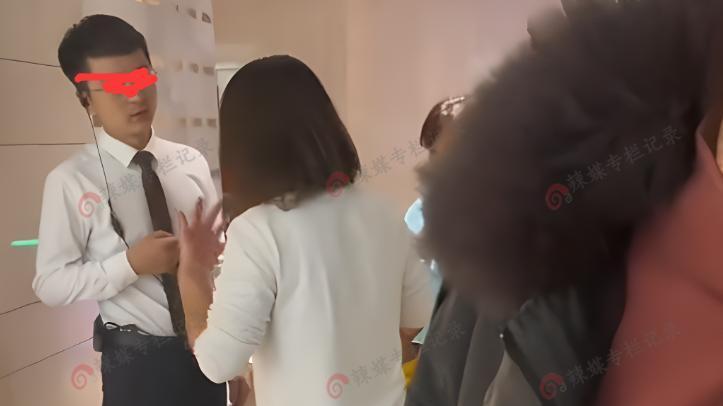 女子带儿子去女浴室，引顾客不满，女子坚持不认错：他还是孩子