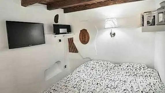 朋友香港九十万买的八平米豪宅, 阳台都没有, 网友表示: 不亏