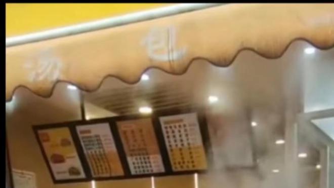成都疫情解封一饭店仍被要求不能营业老板跪地求放过自己，赔了60万