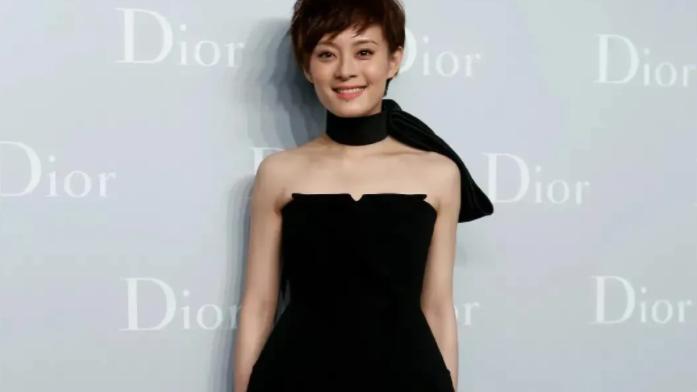 孙俪|孙俪终于认真打扮一次，抹胸西装裙配丝巾俏皮又精致，短发烫卷好有活力