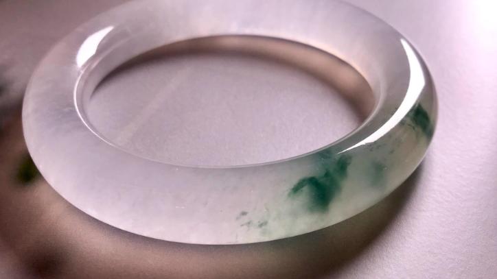 翡翠|翡翠镯子拥有无限魅力，和玉镯是有区别的，不要弄混了