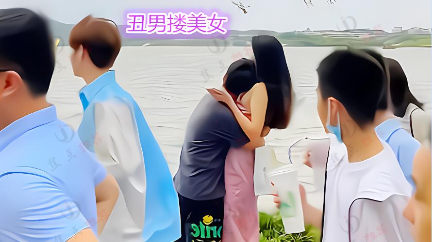 西湖边：矮小丑男搂着1米7的女友在秀恩爱，游客：我究竟差在哪里
