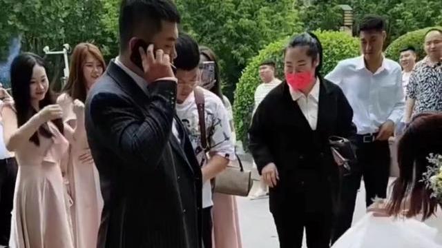 新娘蹲下身体给新郎系鞋带，新郎的举动让人意外，网友：别嫁了