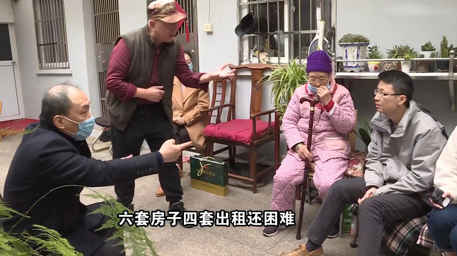 弟弟为15万养老金抢着照顾母亲，4个月钱花光把老妈“还”给姐姐