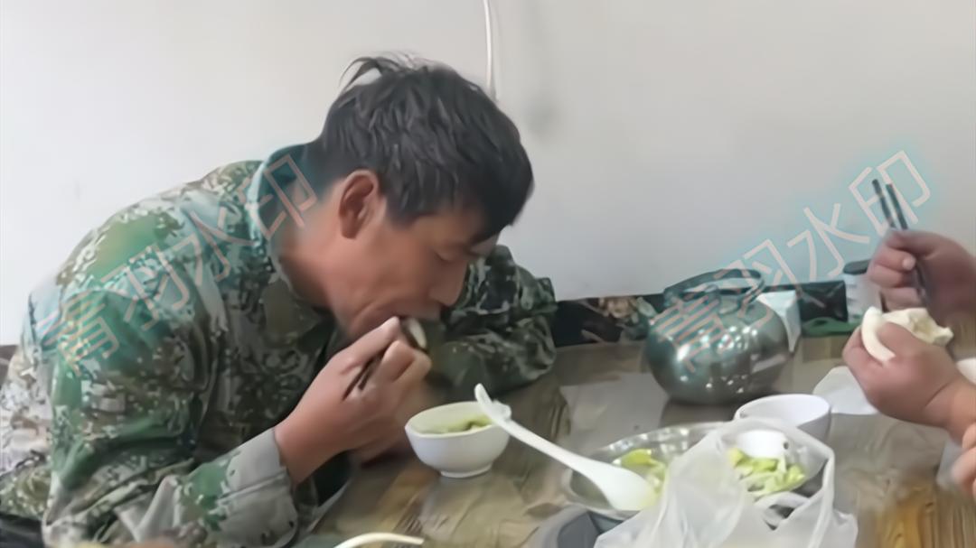 江苏省|江苏四名男子用餐，只点一份白菜豆腐，餐馆老板：这样吃好几天了