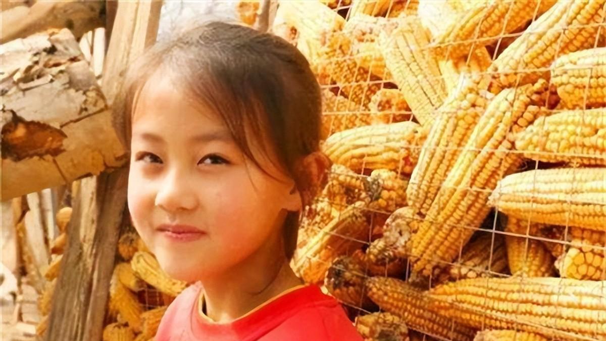 一年前7岁女孩因笑脸走红，父母为她拒绝了100万签约！现状如何？