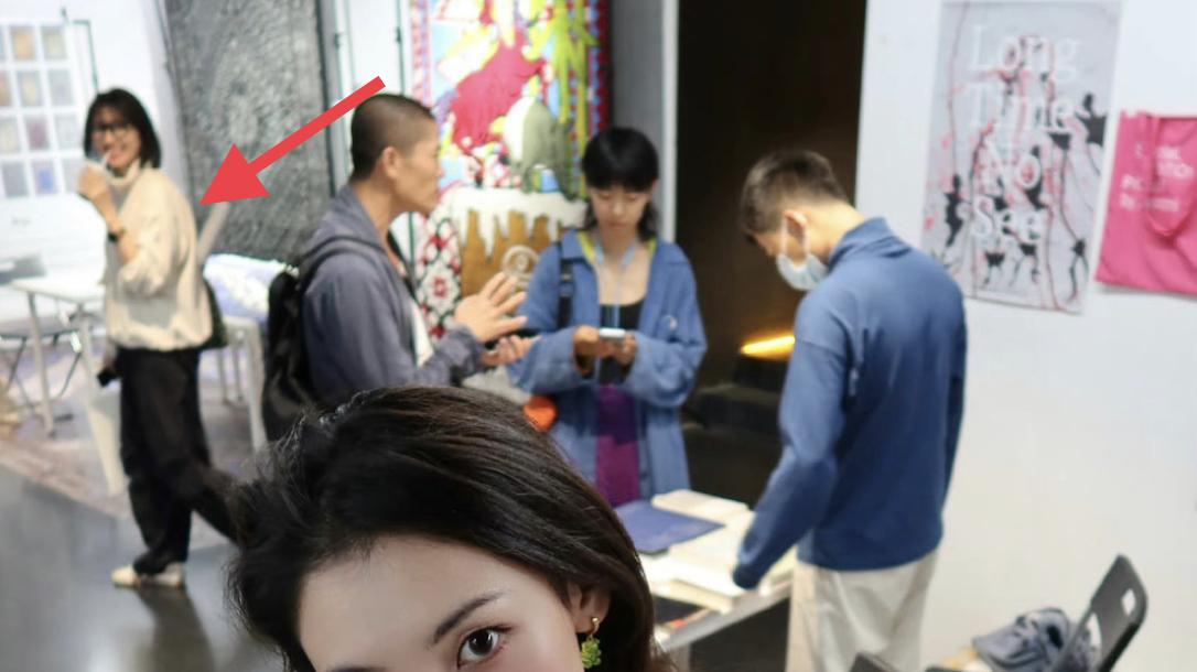 心动的信号5|《心动的信号5》雪球CP线下看展被偶遇，朋友帮忙打掩护，好甜呀