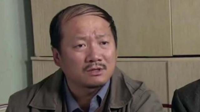 关婷娜|谢广坤脸贴关婷娜身体，亲昵搂肩引争议，网友：小心大拿收拾你