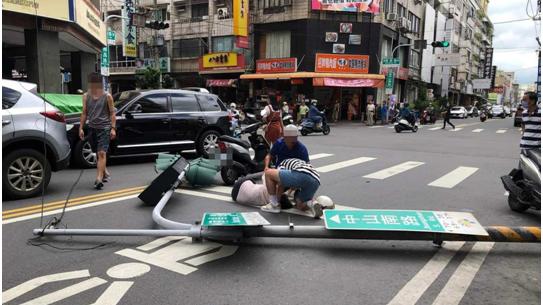 台湾信号灯杆强风中砸伤女骑手后续
