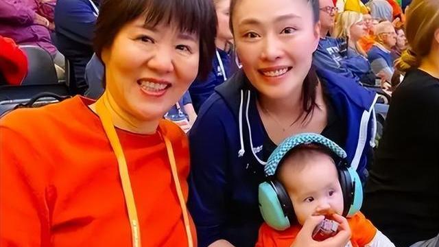 太阳队|女排名将马蕴雯晒近照！3岁混血女儿出镜，退役后随丈夫定居美国