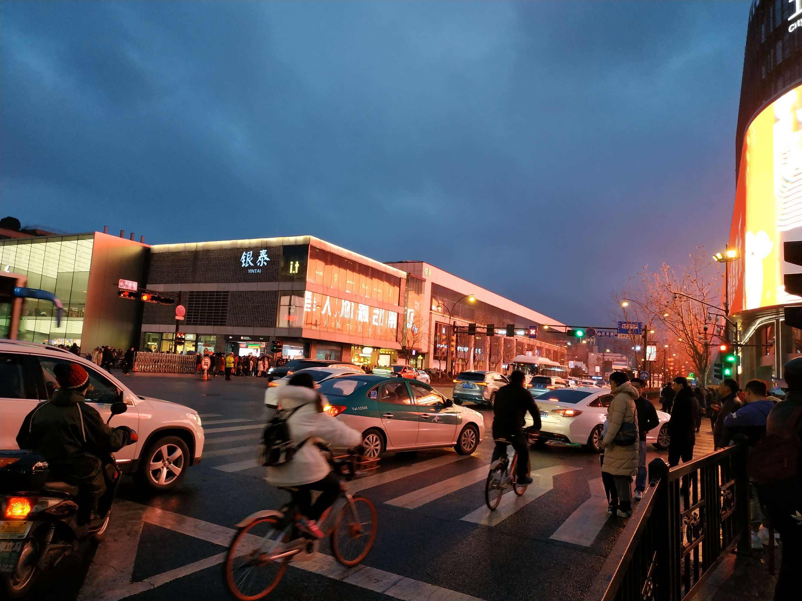 11年浙江妈妈徒手救下2岁坠楼女童，收20万奖励遭质疑：别有目的