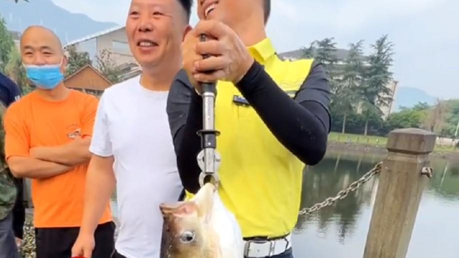 疯狂|邓刚疑翻车？有钓友质疑钓鱼圈邓大师为录段子疯狂打窝，乱丢垃圾