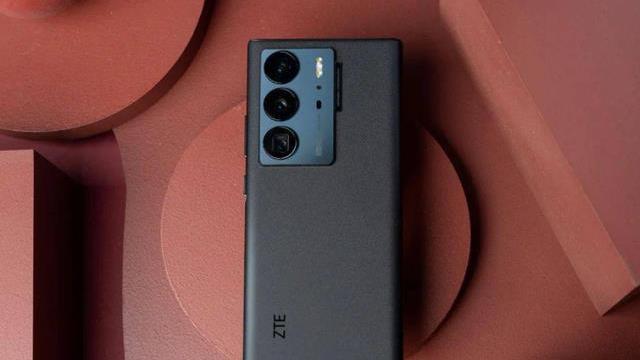 中兴|国产屏下机皇上线，6400万三主摄+4nm芯片，16+1TB高达7298