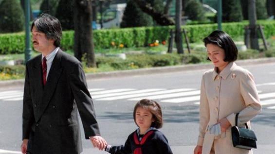 |30岁真子婚后大变样，亲自做饭冒出白发，网友：贫贱夫妻百事哀