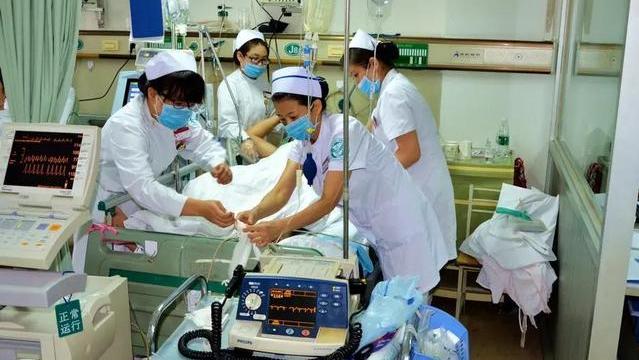 纪实：女孩喝农药，抢救无效去世，家属到医院闹事，逼副院长跳楼