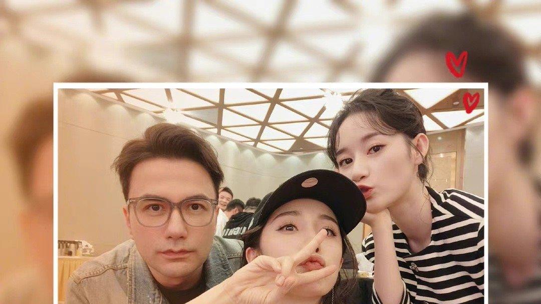 杨幂|郭晓婷晒和杨幂黄志玮杀青自拍照，花楹、雪见和重楼又合体了