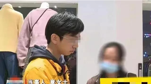 湖南，长沙。章女士试穿了一件2999元的衣服后觉得很贵