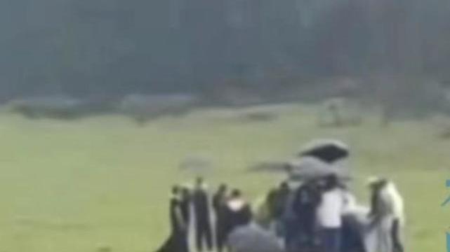 苗寨|一新郎拍婚纱照遭雷击身亡，当地摄影师：罕见！十余年从未听说过