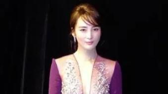 蒋勤勤|陈建斌真有福气，蒋勤勤穿深V裙妩媚多姿却不低俗，美若天仙下凡