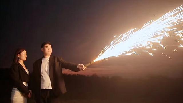 陈萌|大衣哥儿子结婚在即，陈萌踮起脚尖亲吻小伟的画面，像极了偶像剧