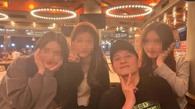 李维嘉|李维嘉身体暴瘦惹担忧！聚会一身行头近10万，与何炅视频脸通红