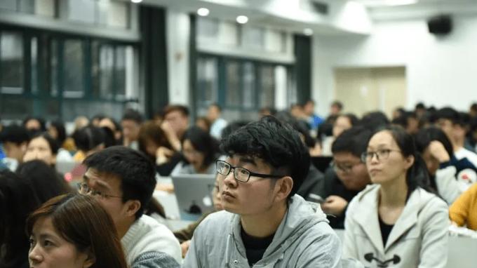 人与人|00后大学生: “找工作太难，没有面试的机会”，看到简历我笑了