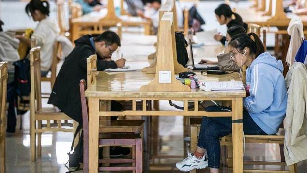 女孩|专科生毕业要求工资7000元，直言自己不比研究生差，遭到老板质疑