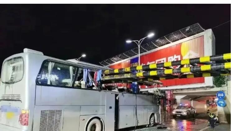广西桂林，驾驶人覃某系旅游大巴的司机，在通过一路段时，因为未注意到限高标志