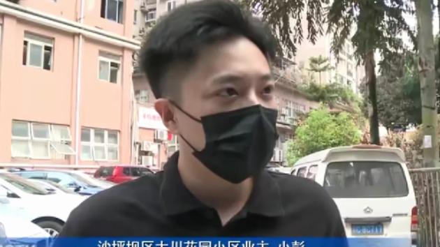 重庆沙坪坝，一小区业主开车出去，发现自己的后车牌竟然被人戴上了口罩