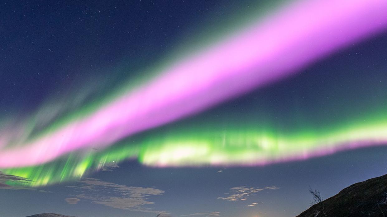 地球磁场出现裂缝，为什么会引发粉红色极光？
