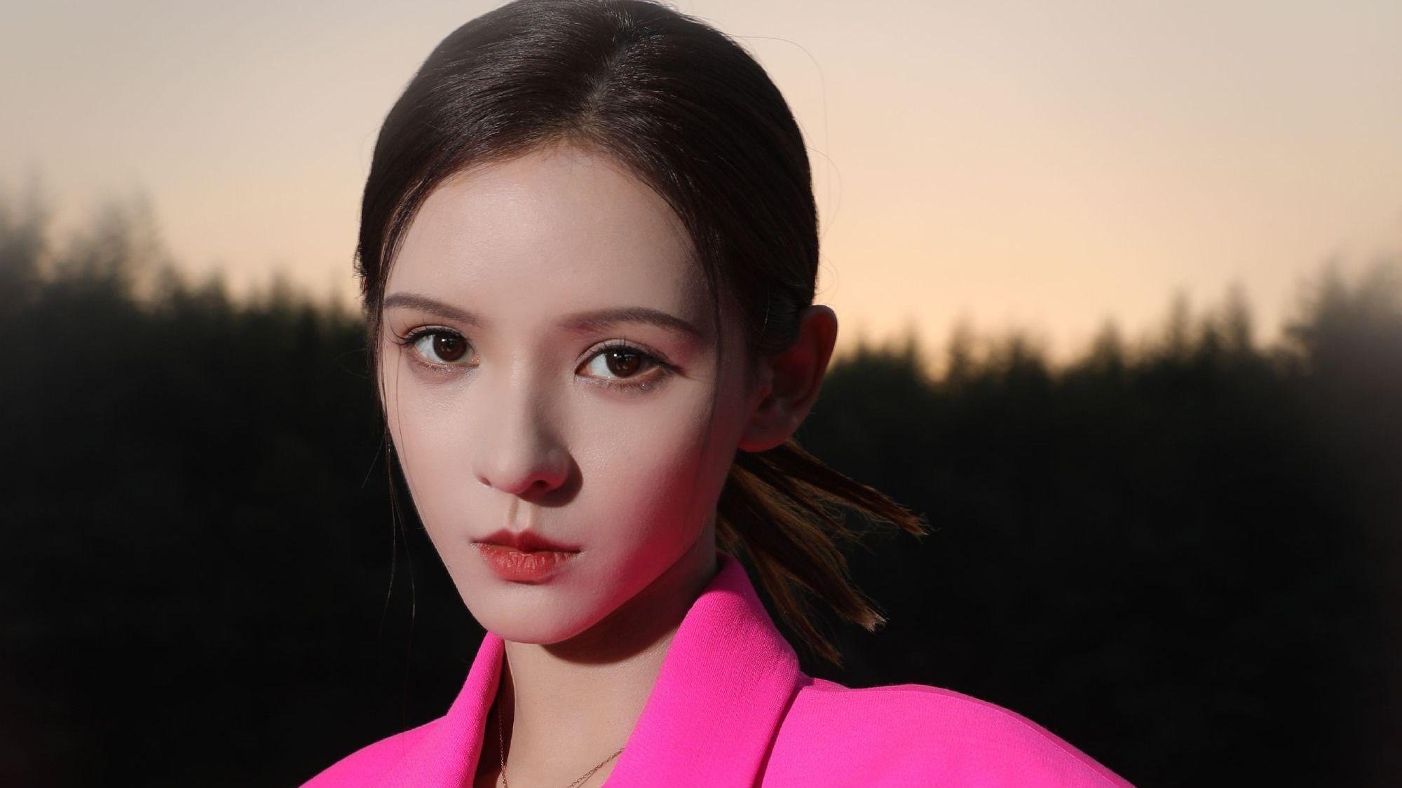 杨雨潼|张予曦有多适合粉色西装？明眸皓齿气场强大，甜酷气质完美切换