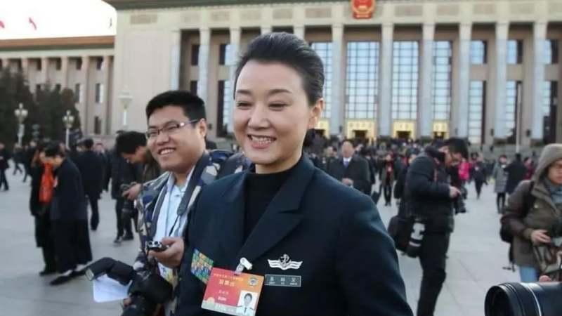 明星|人民大会堂开会不许化妆，暴露明星真实长相，真像电视那么好看！