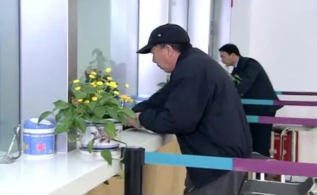 陕西一大爷凭存单去银行取拆迁补偿款，工作人员盖章后却不给钱