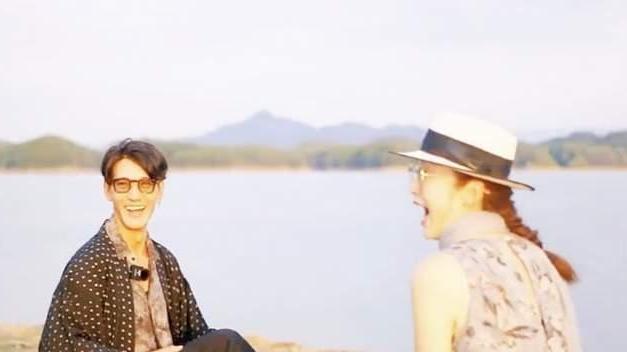 张敏|一代女神张敏定居内地！手脖上缠着大串玉珠，与蒲巴甲湖边喝茶