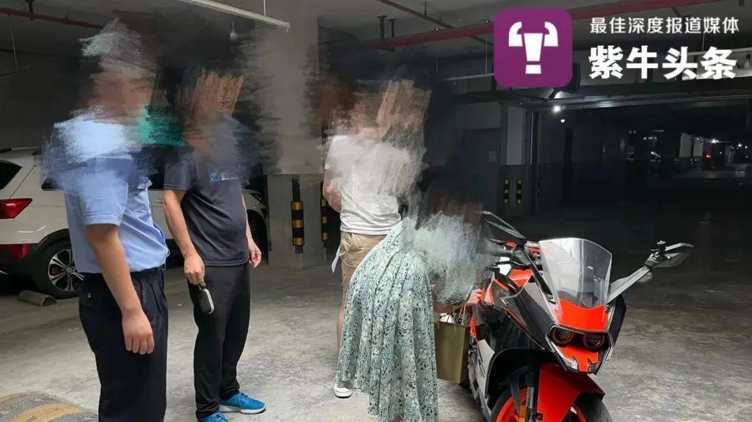 摩托车被“惹事”老人推倒损坏，小伙坚持追刑责