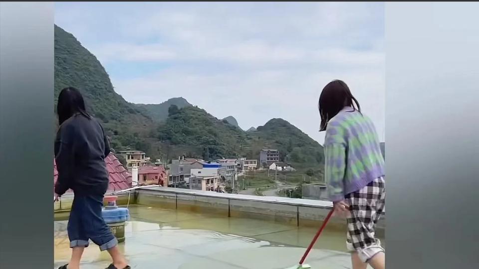贵州黔西南，女子突发奇想在自家房顶建玻璃鱼池，但父母嫌弃难打理