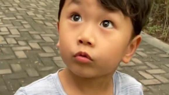 湖南：6岁男孩吃苹果把门牙都咬掉了，网友看到后乐了：这不是虫子吗？