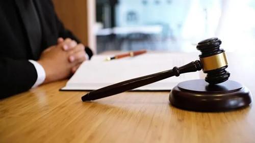 90年江西男子好心收留乞丐，不料引狼入室，妻子与儿媳竟都被霸占