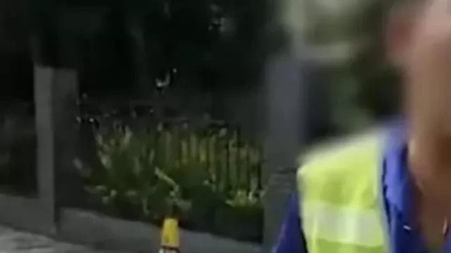 男子拉一车香蕉过收费站被要求收费，收费员：请证明你拉的是香蕉