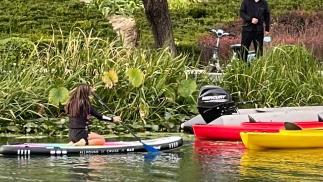 马思纯|马思纯晒假期九宫格随拍，骑单车溜河边逛娃娃店，张哲轩没露面