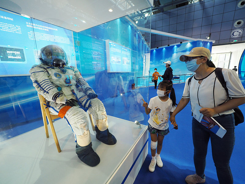 航天员执行太空任务,宇航服的用处到底是什么?一件值3000万贵吗