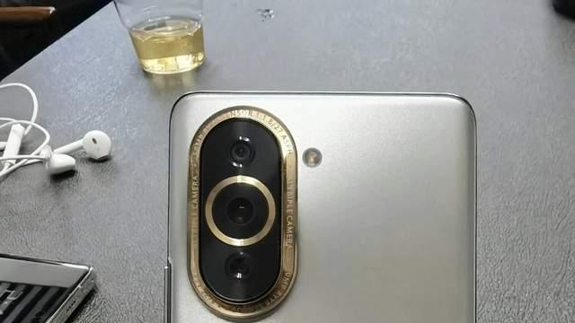 华为nova10真机曝光：相机有一圈金色的圆环装饰，很是吸睛