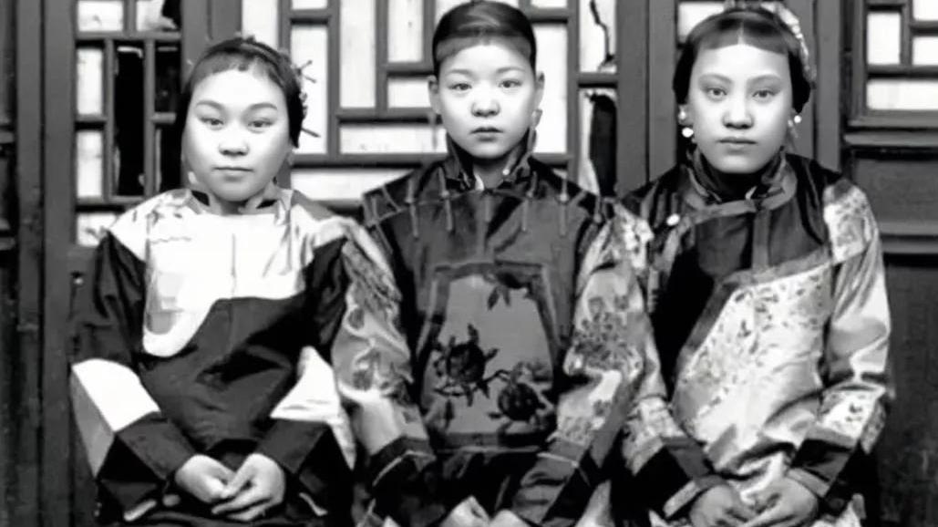 晚清老照片：青楼妓女坐在门口笑揽客，男子蹲在地上不知所措