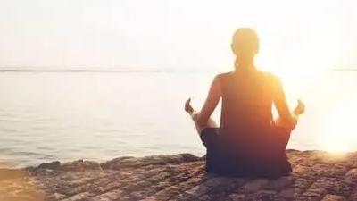 电动搬运叉车厂家：生活中该怎样静下心