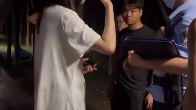 |路见不平一声吼, 夜钓钓友出手救下夜跑女子, 女子正被醉汉拖往树林