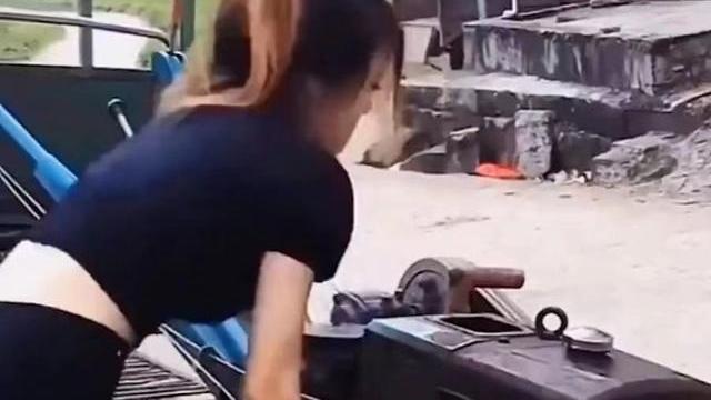 女子手摇启动拖拉机，相亲对象看到之后嫌她力气大，不愿再交往
