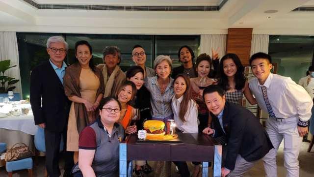 叶倩文|叶倩文与林子祥恩爱庆祝61岁生日，透露自己确诊新冠并传染家人