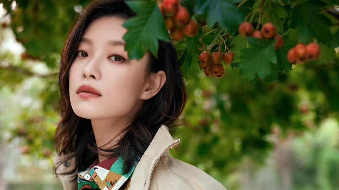 倪妮|倪妮秋装写真，穿杏色夹克内搭拼色花衬衫配套装裙，利落酷飒