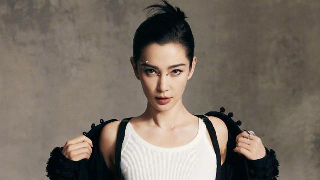 李冰冰|李冰冰登时尚COSMO12月刊，只穿一件白色背心，霸气诠释大花风范